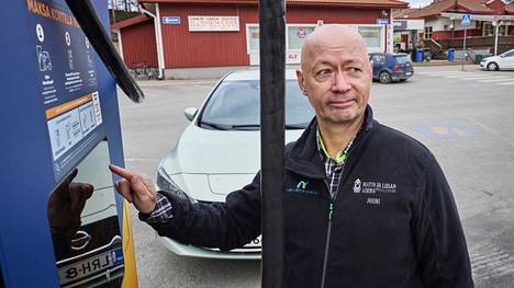 Yrittäjä Jouni Majala sähköauton latausaseman äärellä maanantaina.