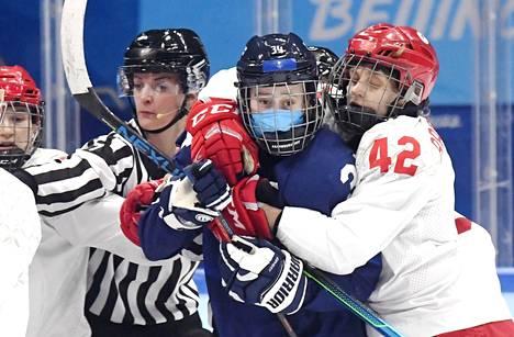 Sofianna Sundelin omassa työssään ”mähisemässä” ottelussa Venäjän olympiakomitean joukkuetta vastaan.