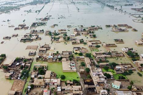 Ilmakuva näyttää tulvan peittämän asuinalueen Dera Allah Yarin kaupungissa 30. elokuuta.