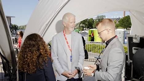 Yhdysvaltojen Suomen suurlähettiläs Douglas Hickey puhui Suomi-Areenalla ilmastonmuutoksesta ja siitä, miten taistella teknologialla ilmastonmuutosta vastaan. Hickeyn seurassa tilaisuuden toinen puhuja Rachael Miller ja juontaja Teppo Säkkinen.
