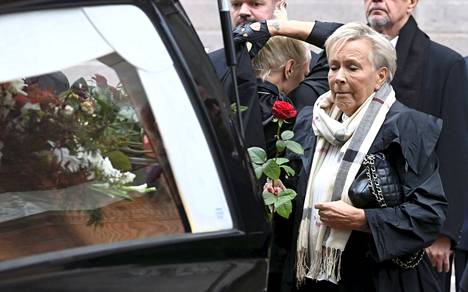 Vesa-Matti Loirin entinen puoliso Riitta Loiri ruumisautoon viedyn arkun äärellä.