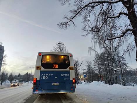 Bussi numero 70 kuvattuna Nokian valtatiellä.