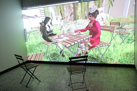 Milla Veijalaisen ja Susanna Salmisen Samassa hetkessä -teos oli mukana Kuvataiteen valtakunta -näyttelyssä Mäntässä kesällä 2022. Tekijät olivat LAB-ammattikorkeakoulusta.