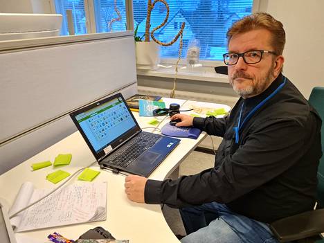 Jussi Ahvenus toimii koordinaattorina Sastamalan tieto- ja viestintäteknologiaprojektissa. Hän on koulujen apuna digimateriaalien käytössä.