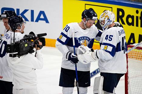 Leijonien maalivahti Jussi Olkinuora ja Teemu Hartikainen onnittelevat toisiaan Itävalta-voiton jälkeen.