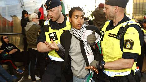 Poliisi kantoi mielenosoittajia pois areenan edustalta Malmössä euroviisujen finaalin alla.