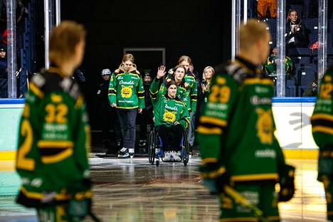 Ilveksen U18-joukkueen joukkuekaverit auttoivat Nemo Pajulan, 17, Nokia-areenan jäälle. Etualalla vasemmalla Pajulaa seuraa Ilveksen kultakypärä Joona Ikonen.