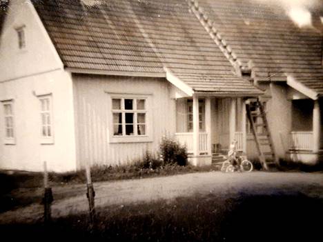 Kirsi-Klaudia Kangas (o.s. Mäkelä) muistelee Suinulassa vietettyä joulua. Kuvassa hänen äitinsä vanhasta albumista löytynyt kuva Suinulan kansakoulusta.
