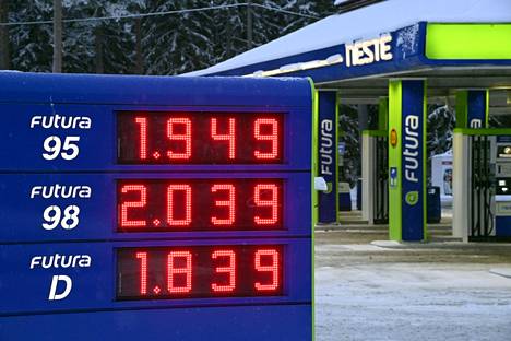 5. tammikuuta 98-oktaanisen bensiinin hinta nousi jo yli kahden euron. Joulukuussa kuluttajahintoja nosti vuoden takaiseen verrattuna eniten esimerkiksi bensiinin kallistuminen.