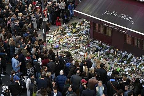 Ihmiset kokoontuivat Le Ca Rillon ravintolan eteen terrori-iskuissa menehtyneiden muistopaikalle 15. marraskuuta 2015. Ääri-islamilaisten hyökkääjien iskuissa Bataclan-konserttisaliin sekä baareihin ja ravintoloihin kuoli yli 130 ihmistä.