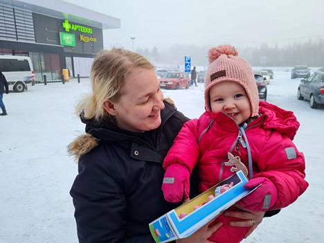 Janika Mustalammi ja 2-vuotias tytär Aava odottavat, että ensi vuonna korona hellittää ja päästään palaamaan normaaliin arkeen.