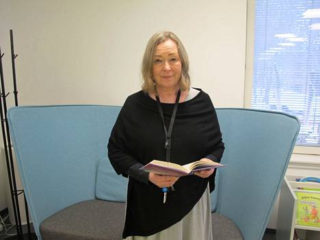 Anna Hilska toimii kirjastonhoitajana Naantalin pääkirjastossa.