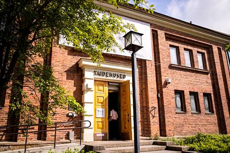 Sisäilmakorjaukset muuttavat Tampereen taidemuseon näyttelyaikatauluja. Viljamakasiiniksi vuonna 1838 valmistunut rakennus on remontoitu viimeksi 1980-luvulla.