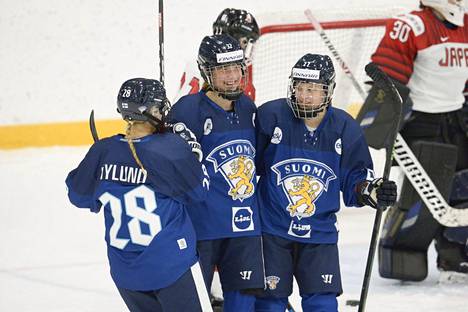 Suomen Jenniina Nylund, Emilia Vesa ja Julia Liikala juhlivat ensimmäistä maalia maaottelussa Japania vastaan Heinolassa.