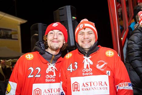  Lauri Kaunisto ja Kimmo Kangas iloitsivat katsomossa.