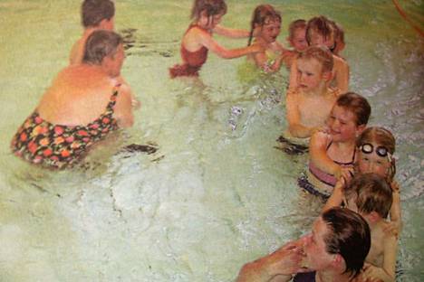 Leikki-ikäisten uimakoulu aloitti Harjavallassa toukokuussa 2002. Kahden viikon ajan vuosina 1996 ja 1997 syntyneet lapset kokoontuisivat uimahallille totuttelemaan veteen ja opettelemaan uimaan. Uimakoulussa oli 20 lasta. Suosio oli niin suuri, etteivät kaikki halukkaat edes mahtuneet mukaan.