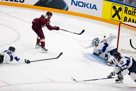 Latvian NHL-vahvistus Rudolfs Balcers pääsi nautiskelemaan ylivoimahyökkäyksestä.