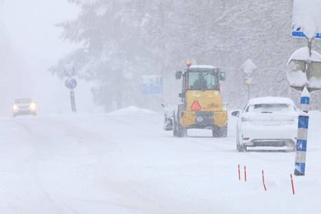 Tältä näytti ajosää Keuruun keskustassa tiistaina 5.4. aamupäivällä. Sankan lumipyryn on ennustettu vaikeuttavan tieliikennettä niin Keurusseudulla kuin Etelä- ja Keski-Suomessakin koko vuorokauden.