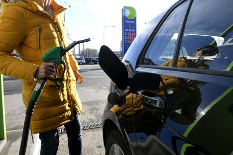 Inflaation hidastuminen johtui Tilastokeskuksen mukaan muun muassa bensiinin ja dieselin hinnan laskusta. Tätä ajoneuvoa tankattiin Helsingissä huhtikuussa 2021.