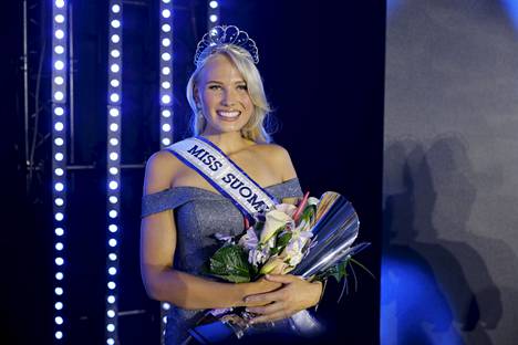 Vuoden 2022 Miss Suomeksi kruunattu Petra Hämäläinen Miss Suomi -finaaligaalassa Helsingissä 17. syyskuuta 2022.