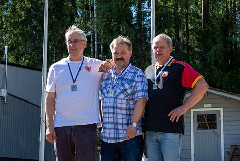 Jukka Jokinen (keskellä) Valkeakosken Rihlasta nappasi sarjassaan mestaruuden. Jari Lehtinen (vasemmalla) ja Markku Haklin olivat Rihlan miehen kovimmat kilpakumppanit. 