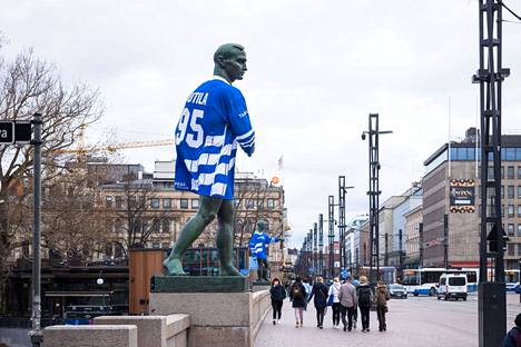 Yksi Hämeensillan patsaista on peitetty Timo Jutilan nimellä varustettuun sinivalkopaitaan.