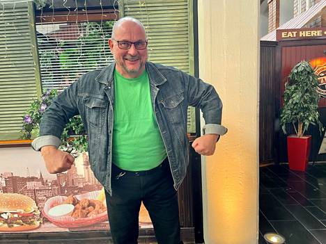 Tamperelainen Reino Syrjämö katsoo Euroviisut, jos jaksaa valvoa. ”Ei muuta kuin voitto kotiin”, hän kehotti Käärijää. Syrjämö oli pukeutunut tarkoituksella vihreään paitaan juuri kannustuksen vuoksi. ”Täytyy tunnustaa väriä.”