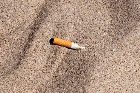 Tupakantumppi on WWF:n mukaan yleisin rantojen muoviroska. Niitä löytyy myös Yyterin hiekasta.