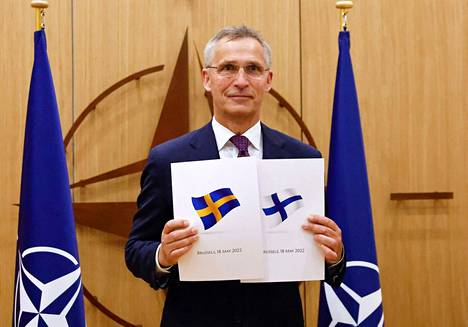 Naton pääsihteeri Jens Stoltenberg poseerasi Suomen ja Ruotsin Nato-hakemusten kanssa 18. toukokuuta.