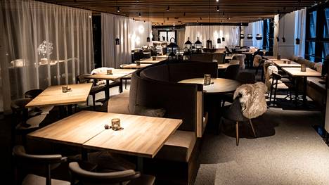 Ravitsemisliikkeen kaikilla asiakkailla tulee sisätiloissa olla rajoitusten mukaan oma istumapaikkansa pöydän tai sitä vastaavan tason ääressä. Kuvassa Nokia-areenan hotellin ravintolan sali 13. joulukuuta 2022.