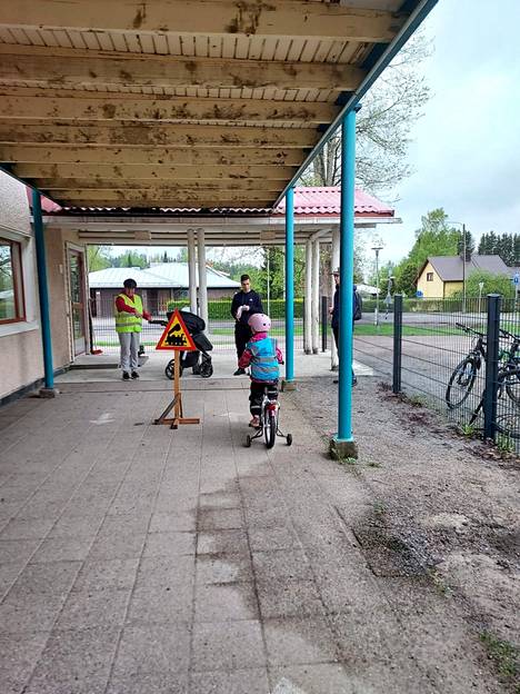 Lukion 1A-luokan vierailu Haltian päiväkodille piti sisällään leikkiä, pelailua ja polkupyörien katsastusta. Oppilaat pääsivät tutustumaan varhaiskasvatukseen.