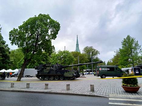 Puolustusvoimien kesäkiertueella Tampereella on nähtävillä taistelupanssariajoneuvoja. 