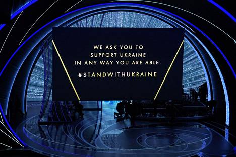 Viime yön elokuvapalkintojen Oscar-gaalassa osoitettiin tukea Ukrainalle hiljaisella hetkellä.