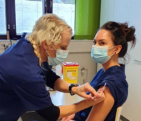 Koronarokotukset alkoivat viime viikolla Keski-Satakunnassa. Osastonhoitaja Minna Multisilta antoi rokotteen sairaanhoitaja Susanna Tuomiselle.