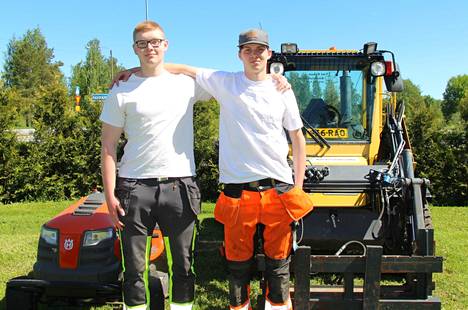 Urho Suonpää ja Juho Turri ovat oppineet tekemään pihatöitä kotona. Työ on kantanut hedelmää ja nykyään pojat työskentelevät pihatöiden parissa Kiikan Kiinteistöhuollossa.