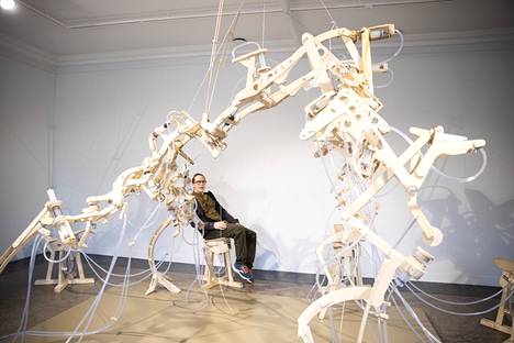 Taiteilija Petri Eskelisen näyttelyn suurin teos on kuvassa näkyvä Laumaeläin, joka täyttää koko huoneen.