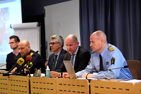 Laitimmaisena oikealla istuva poliisijohtaja Mats Löfving osallistui tiedotustilaisuuteen Tukholmassa vuonna 2017. 