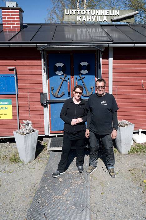 Tarja Aho ja Kari Kaski eivät voi tänä kesänä avata Uittotunnelin kahvilaa lainkaan, koska ympäristö on Näsisaaren työmaata.
