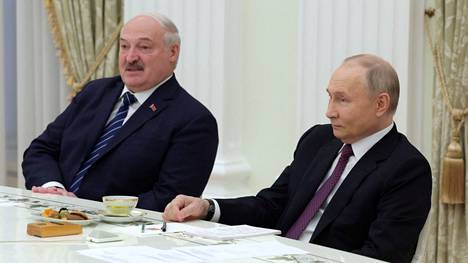 Valko-Venäjän itsevaltainen johtaja Aljaksandr Lukašenka tunnetaan Venäjän presidentin Vladimir Putinin liittolaisena. Lukašenka ja Putin istuivat vieretysten tapaamisessa Moskovassa 12. huhtikuuta.