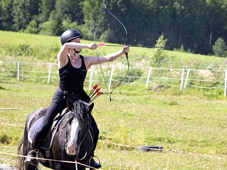 Ratsastusjousiammunta vaatii hevostaitoja ja tarkkuutta. Kuvassa ampumassa Susanna Bergström. 