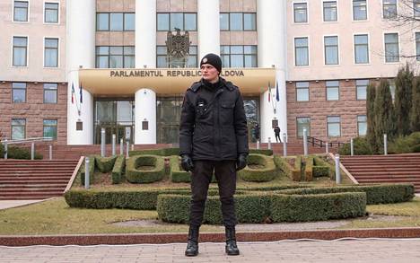 Poliisi seisoo vahtivuorossa Moldovan parlamenttitalon edessä pääkaupunki Chişinǎussa 16. helmikuuta. 