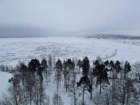 Sää oli tiistaina Tampereella sateinen. Tältä näytti Näsijärvi Lielahden kartanolta päin kuvattuna aamupäivällä.