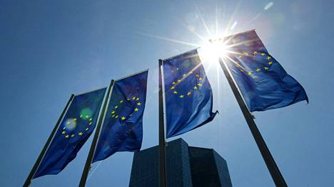 EU:n liput liehuvat Euroopan keskuspankin päämajan edustalla Frankfurt am Mainissa. Keskuspankin odotetaan nostavan ohjauskorkoaan ensimmäistä kertaa vuosiin.