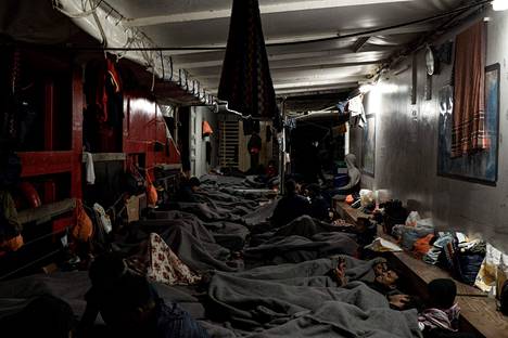 Siirtolaiset yöpyivät aluksessa 2. marraskuuta. Saksalainen SOS Humanity -kansalaisjärjestö pelasti ihmiset alukselle, ja se sai luvan päästä Italian satamaan terveystarkastuksia varten.