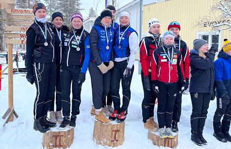 Konkarit korokkeella. Sanna Pusa, Milka Reponen ja Sonja Mörsky saavuttivat SM-viestihopeaa naisten 3x6 kilometrillä Hämeenlinnassa.