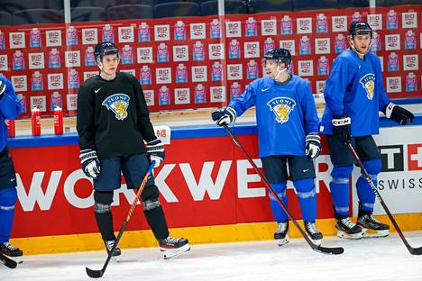 Waltteri Merelä oli jäällä Suomen harjoituksissa keskiviikkona mustassa paidassa, vierellään Sakari Manninen ja Mikko Rantanen.