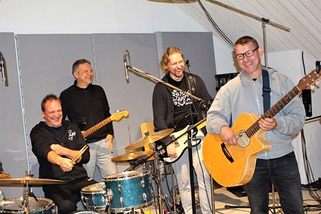 Vesa Järvensivun (oikealla) mielestä on hienoa soittaa nimenomaan bändissä. Yhteispeli toimii. Vasemmalta Mikko Kaski, Jouko Maijala ja Timo Järvensivu. 
