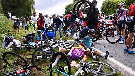Tour de France haastaa joukkokolarin aiheuttaneen katsojan oikeuteen.