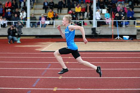 Tomi Mäkitalo paranteli reilusti omaa 100 metrin ennätystään. Hän on tällä hetkellä myös 15-ikäluokan kauden kotimaisen kärkituloksen haltija.
