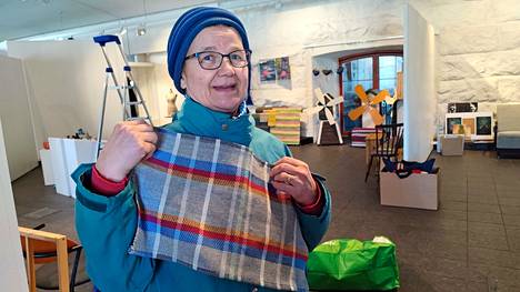 Eira Heikkinen esittelee kangaspuilla kutomaansa käsipyyhettä, jonka värikkäät raidat ovat yli jääneistä langanpätkistä. Kutojana Heikkinen sanoo olevansa sen verran tarkka, että jos huomaa virheen, hän purkaa ja tekee kohdan uudestaan.